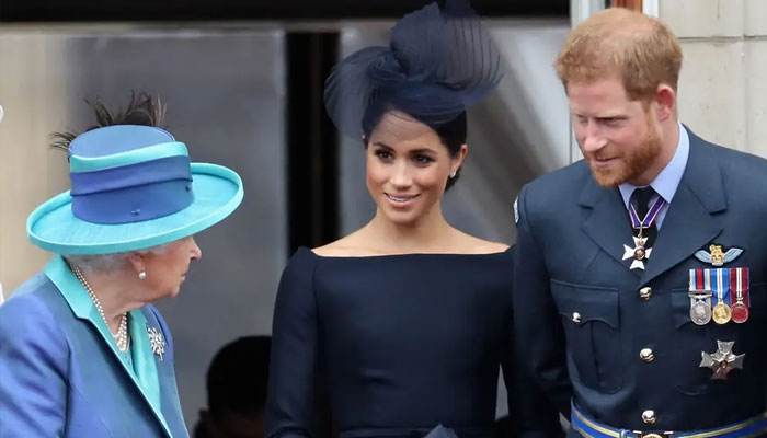 Queen fears UK crowd will boo at Meghan, Harry at the balcony