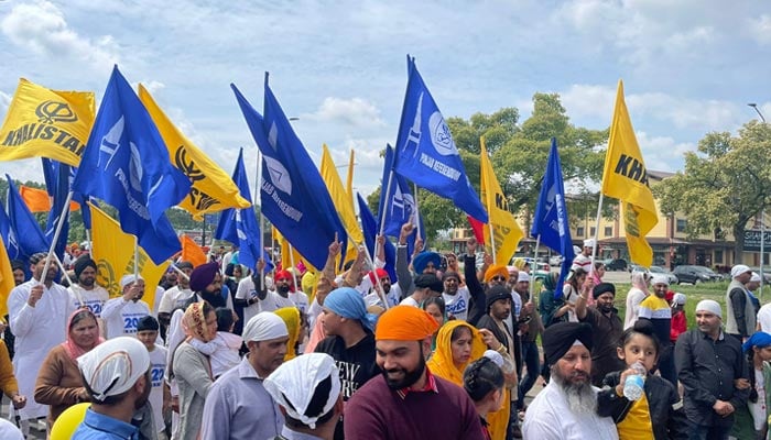 Migliaia di sikh assistono a una parata in Italia prima del referendum del Khalistan
