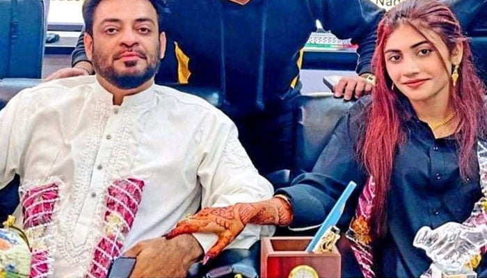 Renowned TV personality Aamir Liaquat and his third wife Syeda Dania Shah. Photo: Twitter/@TaNv33rasm/ file