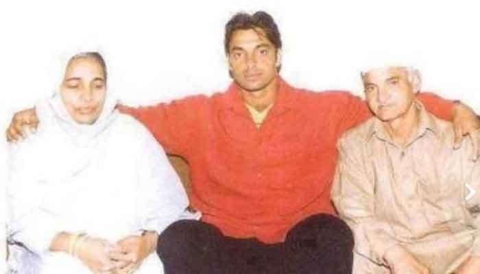 Former cricketer Shoaib Akhtar poses with his parents. — Twitter/File