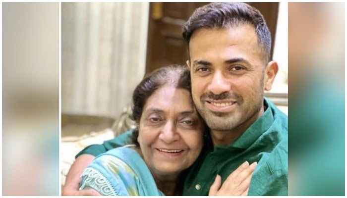 Wahab Riaz with his mother. — Instagram/ wahabviki