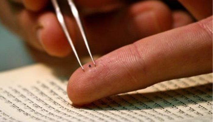 Israeli scientists have come up with the ultimate concise Bible, printing the entire Old Testament on a silicon chip the size of a pinhead as photographed here by a photographer hired by the Technion public affairs office of the Technion-Israel Institute of Technology in Haifa. — Reuters