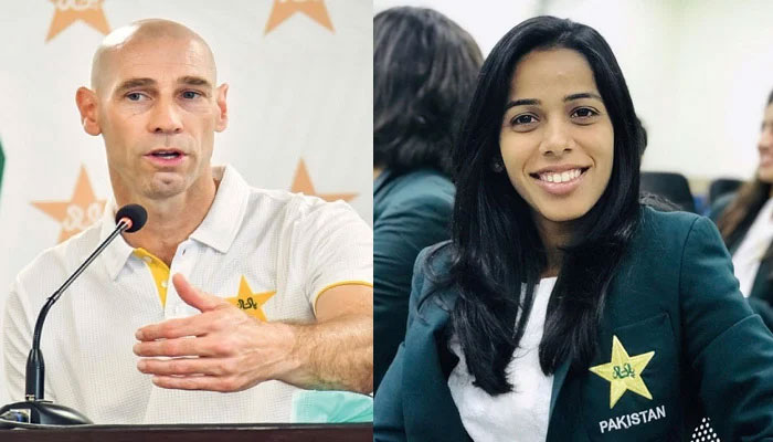 Pakistan cricket teams head coach David Hemp (L) and wicketkeeper-batter Sidra Nawaz. — Twitter/File