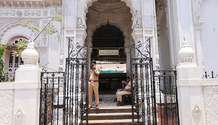 ممبئی، انڈیا، 4 مئی 2022 کو جامع مسجد کے گیٹ پر پولیس محافظ کھڑی ہے۔ - رائٹرز