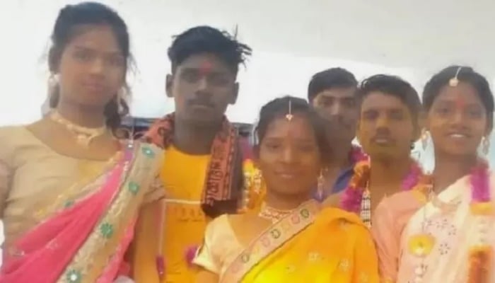 Dua pengantin secara tidak sengaja tertukar saat listrik padam di India.  — BBC Urdu