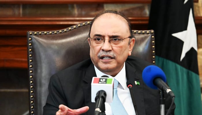 Mantan presiden dan Wakil Ketua PPP Asif Ali Zardari berpidato dalam konferensi pers di Karachi, pada 11 Mei 2022. — Twitter/MediaCellPPP