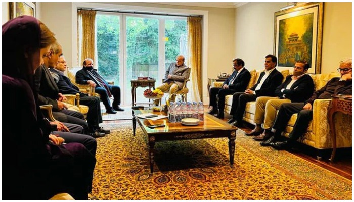 A photo from the meeting of PML-N supremo Nawaz Sharif with PM Shehbaz Sharif and delegation. — Twitter