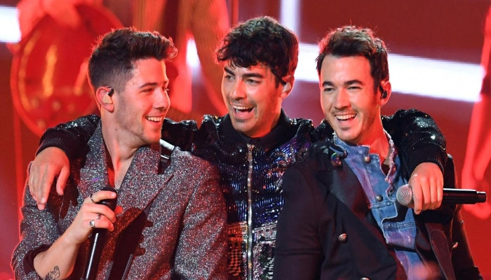 Setelah Sophie Turner, Joe Jonas mengolok-olok cincin kemurnian Jonas Brothers