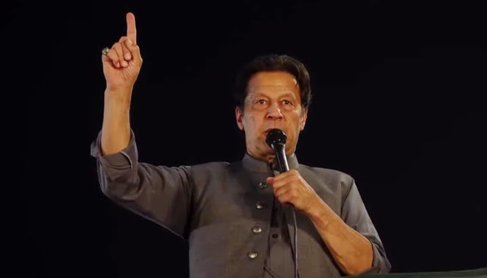 El presidente de PTI, Imran Khan, dirigiéndose a Mardan jalsa, el 13 de mayo de 2022. — YouTube/PTI