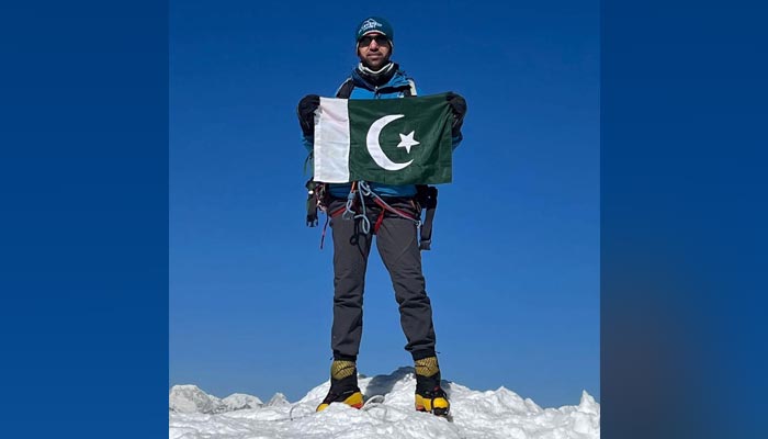 Pendaki gunung Abdul Joshi mengibarkan bendera Pakistan di Gunung Everest