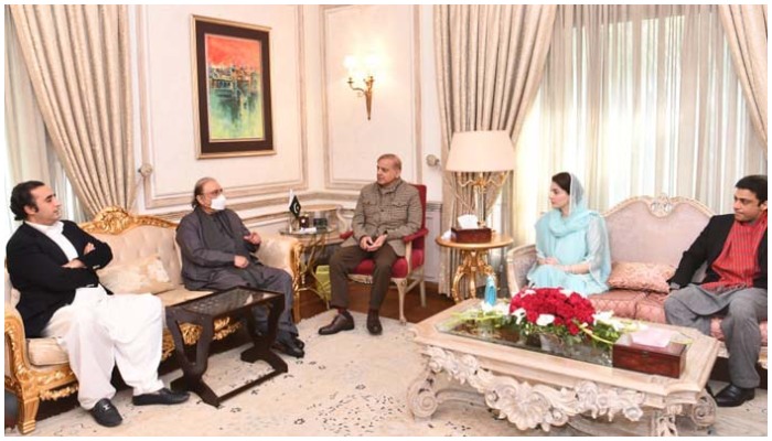 PPP leaders Bilawal Bhutto-Zardari and former president Asif Ali Zardari along with PML-N leader Shahbaz Sharif, Maryam Nawaz and Hamza Shahbaz can be seen discussing issues during a meeting on February 5, 2022. — Twitter/MediaCellPPP