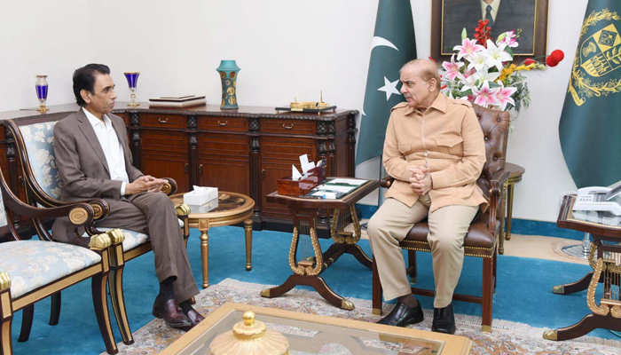 MQM-P leader Khalid Maqbool Siddiqui calls on Prime Minister Shehbaz Sharif at PM Office, on May 16, 2022. — PID