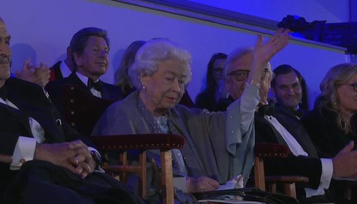 Queen Elizabeth responds to Omid Djalilis awkward joke