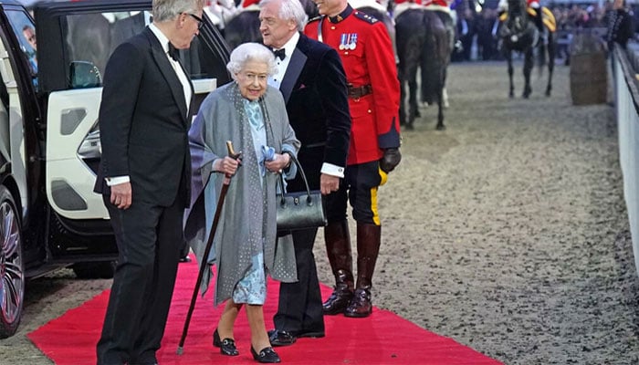 Queen Elizabeth uses a walking stick at horse show finale