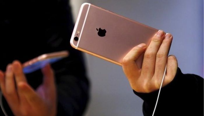 Customers hold the iPhone 6s during the official launch at the Apple store in central Sydney, Australia, September 25, 2015.