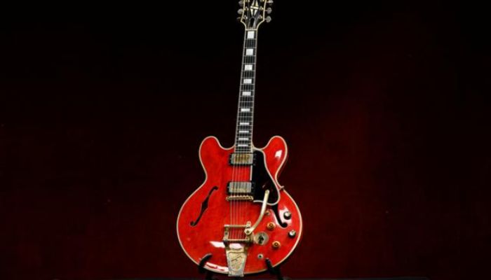 Gibson guitar smashed on evening rock band Oasis cut up bought at public sale 2 Gibson guitar smashed on night rock band Oasis split sold at auction