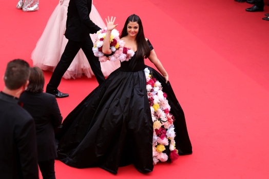 Aishwarya Rai Bachchan rules the red carpet in dramatic black gown at Cannes 2022