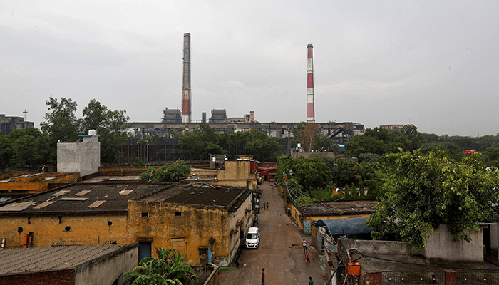 کوئلے سے چلنے والے پاور پلانٹ کی چمنیوں کی تصویر نئی دہلی، انڈیا، 20 جولائی، 2017 میں دی گئی ہے۔ — رائٹرز