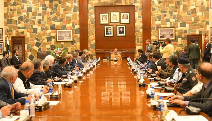 Prime Minister Shehbaz Shrif chairing a meeting of business community in Karachi on May 20, 2022. — PID