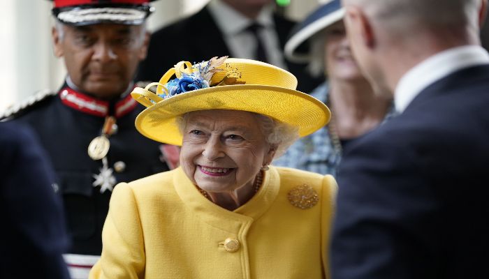 Russias Putin will be jealous of the long table made for Queen Elizabeths Platinum Jubilee
