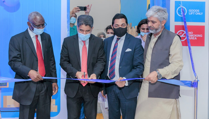 WHO Regional Director Dr Ahmed Al Mandhari (centre left) and WHO Pakistan Representative Dr Palitha Mahipala (centre right) inaugurate a dry storage warehouse at the Federal Directorate of Immunization (FDI), on May 21, 2022. — WHO