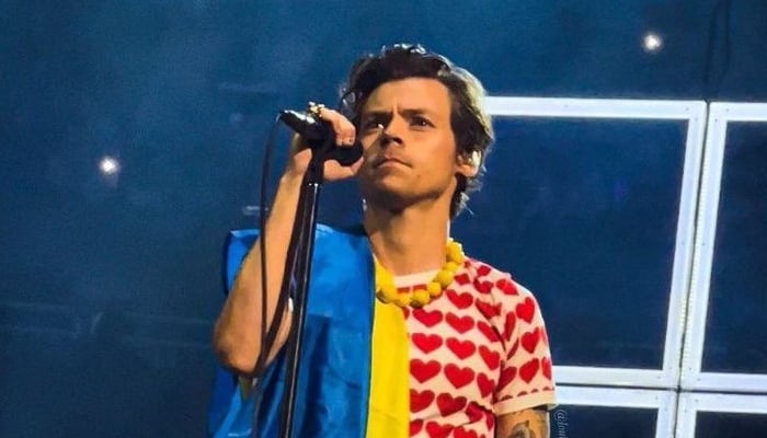 Harry Styles supports Ukraine, sings ‘Sign of the Time’ during NYC concert