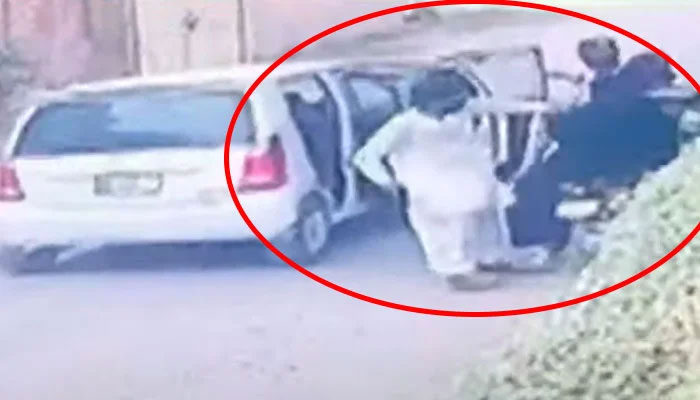 Suspects kidnapping the student. — Screengrab/CCTV footage
