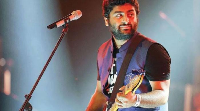 Indian singer Arijit Singh says he's coming to Pakistan: Watch 