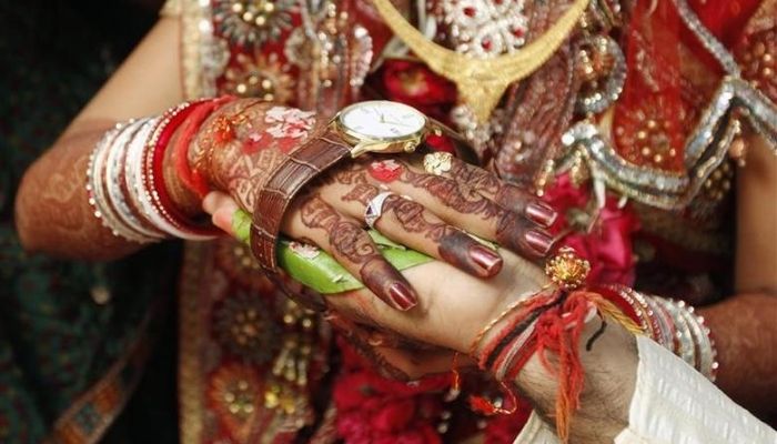 Pengantin wanita menolak untuk menikah dengan pria ‘botak’ karena dia secara tidak sengaja kehilangan wig