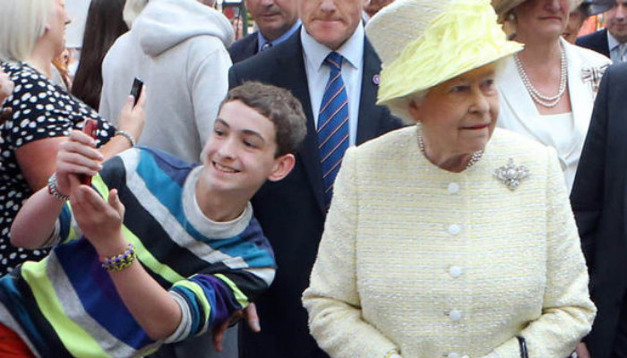 Ratu Elizabeth lelah mengambil “selfie” di depan umum alih-alih berinteraksi