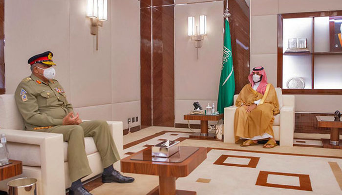Chief of Army Staff General Qamar Javed Bajwa (left) meets Saudi Arabia’s Crown Prince Mohammed bin Salman in Jeddah, Saudi Arabia, on May 7, 2021. — Saudi Press Agency/File