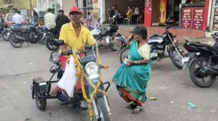 Beggar gifts his wife small motorcycle worth Rs90,000