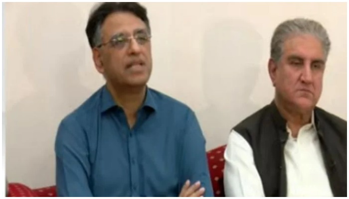 PTI General Secretary Asad Umar speaks at a press conference flanked by Shah Mehmood Qureshi in KPK. — Geo.tv screengrab