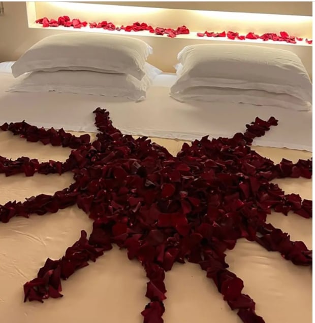 A sneak-peek into Kourtney Kardashian’s ROSE PETALS hotel room