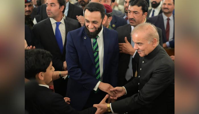 PML-N leader Attaullah Tarar and Prime Minister Shehbaz Sharif. — Twitter/@TararAttaullah