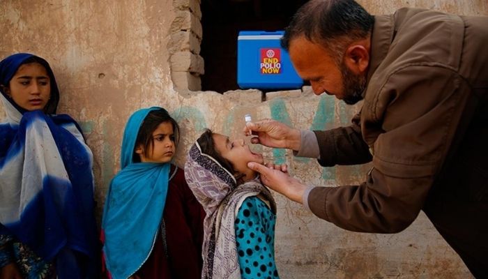 Health worker giving polio drops to a child in Khyber Pakhtunkhwa region in Pakistan. — UNICEF