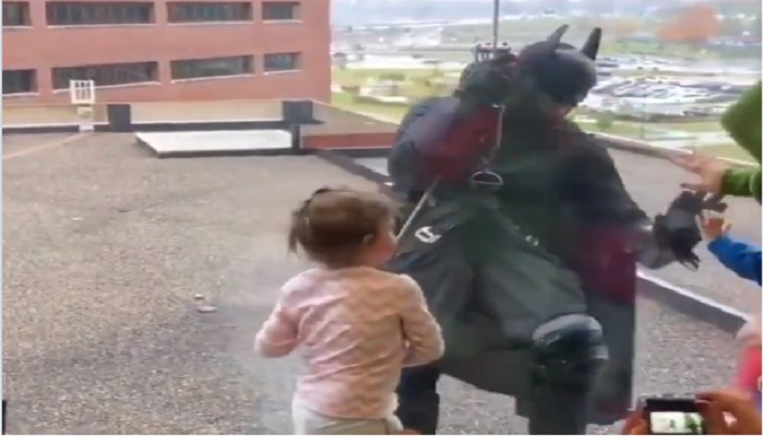 Anak-anak bertemu Batman di rumah sakit