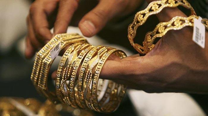 Gold loses shine, price drops by Rs2,100 per tola