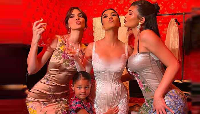 Kourtney Kardashian wzbudza podekscytowanie fanów, dzieląc się uroczym momentem nawiązania więzi ze swoimi siostrami i siostrzenicą