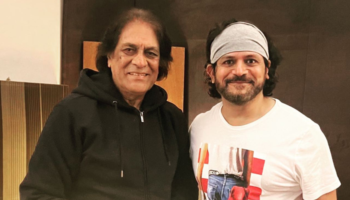 Renowned filmmaker Shoaib Mansoor (L) and singer Faisal Kapadia pose for a picture together. — Instagram/@faisalkapadia