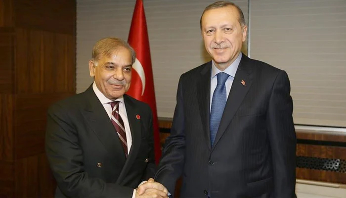 PM Shehbaz Sharif (L) and Turkish President Tayyip Erdogan. — Anadolu Agency
