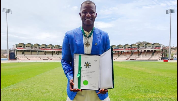 Peshawar Zalmi former captain and current head coach Daren Sammy posing for a picture with hiscivil award ‘Sitara-e-Pakistan. — Instagram/darensammy88