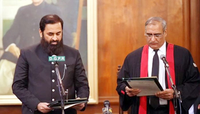 Lahore High Court Chief Justice Muhammad Ameer Bhatti administering oath to Punjab Governor Baligh Ur Rehman. — Radio Pakistan