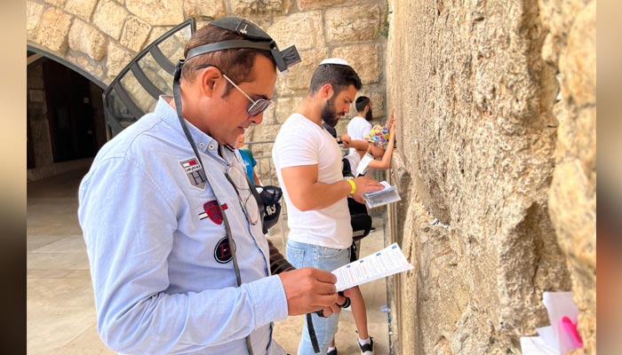 El judío paquistaní Fishel BenKhald orando en el Muro de los Lamentos en Jerusalén.  — Twitter/@Jew_Pakistani