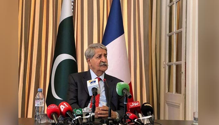 Federal Commerce Minister Syed Naveed Qamar interacting with members of the media at Pakistan Embassy on May 25. — APP?File