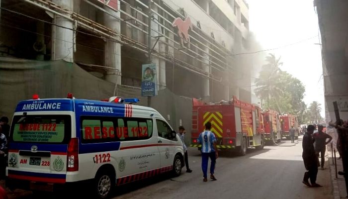 A huge fire that broke out in a supermarket located at Jail Chowrangi, Karachi — Twitter/@AnwerKh09156157