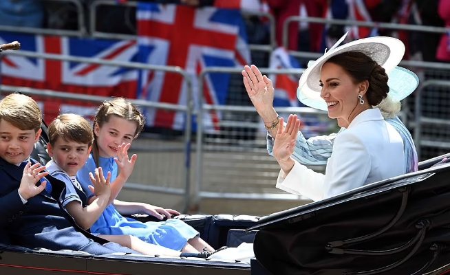 Queen Elizabeth’s Platinum Jubilee kicks off with spectacular parade: See
