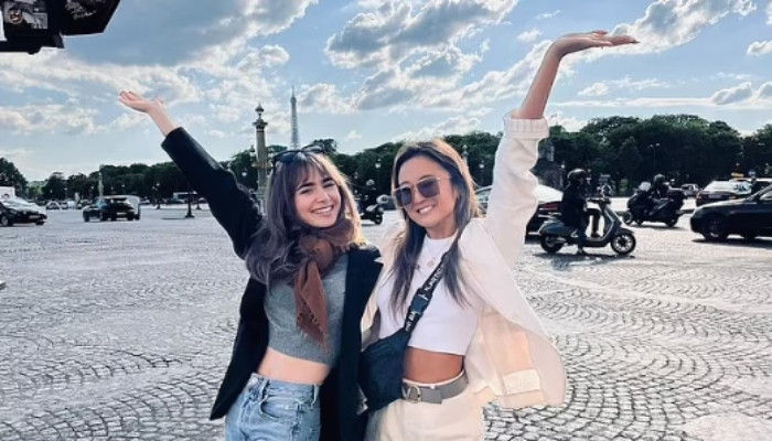 Lily Collins « réunit » avec Ashley Park en France pour commencer le tournage de la saison 3 de « Emily à Paris »