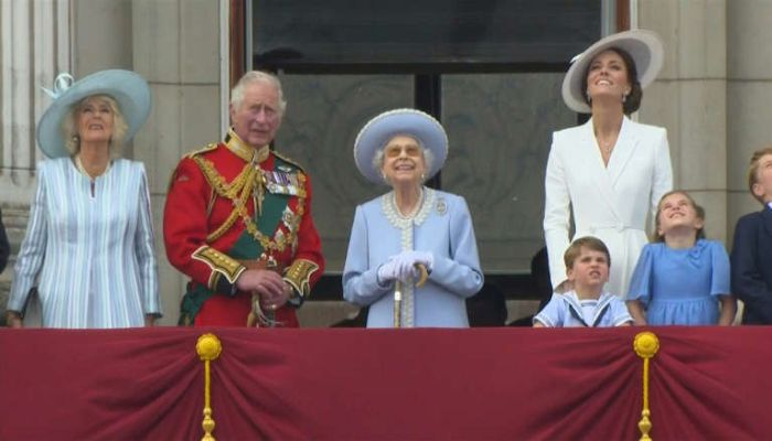 Foto Ratu Elizabeth dan Pangeran Louis Balkon memiliki ‘potensi meme yang tinggi’