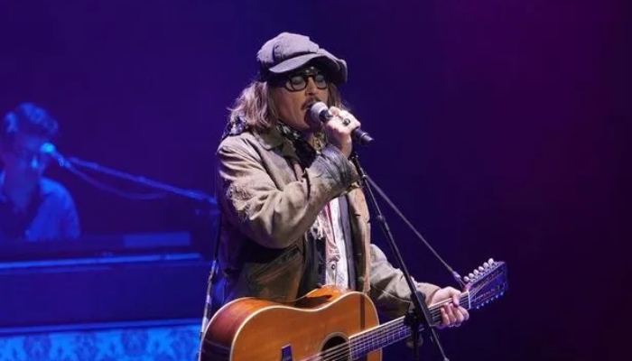Concert goers call Johnny Depp a drunk pub singer as he joined Jeff Beck on stage